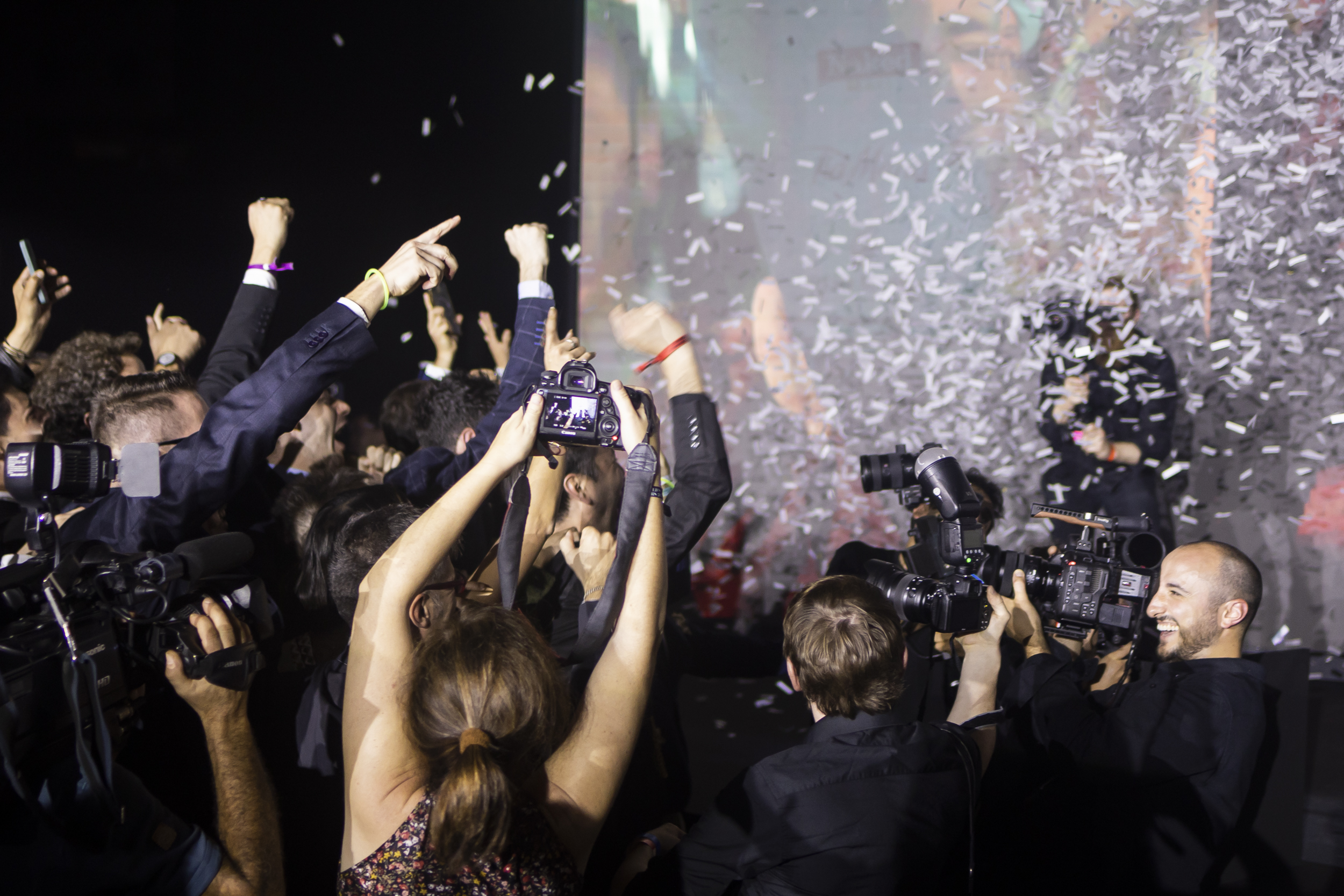 32 william Fotografía de un grupo de personas en una fiesta organizada por una agencia de organización de eventos.