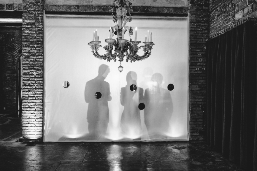 AIDOO Fotografía de una cortina mostrando tres siluetas.